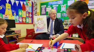 El primer ministro de Reino Unido, Boris Johnson, sostiene un dibujo de la reina Isabel II.