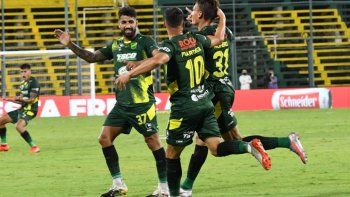 defensa y justicia vencio a patronato y se acomodo arriba
