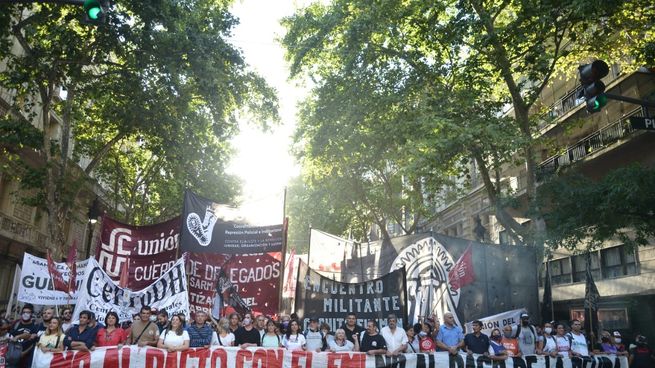 marcha de la izquierda a plaza de mayo FMI.jpeg