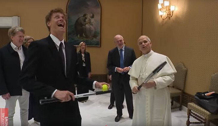 León XIV junto al tenista Jannik Sinner en la Santa Sede. El Papa fue un amante del deporte toda su vida. León XIV junto al tenista Jannik Sinner en la Santa Sede. El Papa fue un amante del deporte toda su vida.