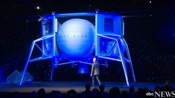 el dueno de amazon presento su increible vehiculo para viajar a la luna