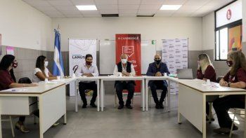 El intendente de Lanús, Nestor Grindetti dialogó con representantes de Cambridge University Press y Cambridge Assessment English, quienes detallaron cómo será el programa educativo que se desarrollará en la Primera Escuela Bilingüe de gestión municipal Manuel Láinez, de Villa Jardín.