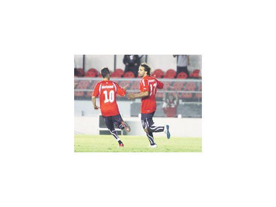 Parra festeja con sus compañeros lo que era el empate transitorio para Independiente. Luego vendría el gol de Fredes para una victoria que no le sirvió para meterse en la Copa.