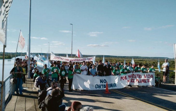 Arenga. Sí a la vida. No a las Papeleras fue el lema con el cual la Asamblea Ambiental de Gualeguaychú motorizó ayer una nueva marcha hacia el puente que conecta a esa ciudad con Fray Bentos.