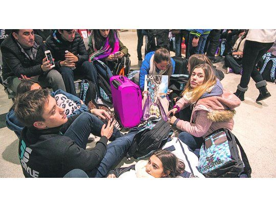 Complicaciones. El aeropuerto de Bariloche no pudo funcionar por la escasa visibilidad en la pista, por lo que hubo demoras y cancelaciones.