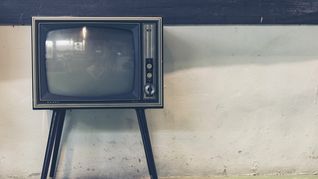 El verdadero significado de dormir con la televisión prendida.&nbsp;
