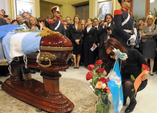 La presidenta Cristina Fernández de Kirchner, acomoda una bandera Nacional