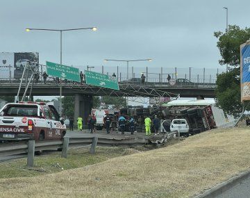Un camión chocó y volcó en la Autopista Panamericana: un herido