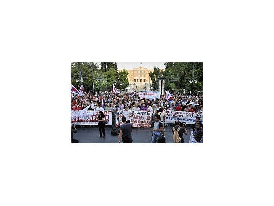 Misión del FMI ya revisa las cuentas de Grecia en medio de fuertes protestas