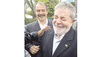 Ríe Luiz Inácio Lula da Silva tras votar en Sao Bernardo do Campo, en el Gran San Pablo. Lo acompaña Aloizio Mercadante, el derrotado candidato del oficialista PT en el principal estado de Brasil.