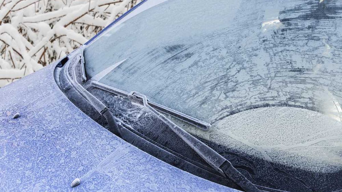 Step by step: how to clean ice and snow from the car windshield without breaking it