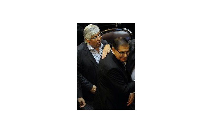 Hugo Moyano escoltó a Guillermo Pereyra en la jura de su mandato como senador nacional por Neuquén.