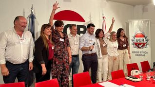 Leonel Chiarella en el centro de la imagen junto a los representanes de la UCR. Leonel Chiarella en el centro de la imagen junto a los representanes de la UCR.