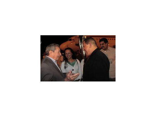 Chávez fue recibido en el aeropuerto de La Habana por el presiente cubano, Raúl Castro.