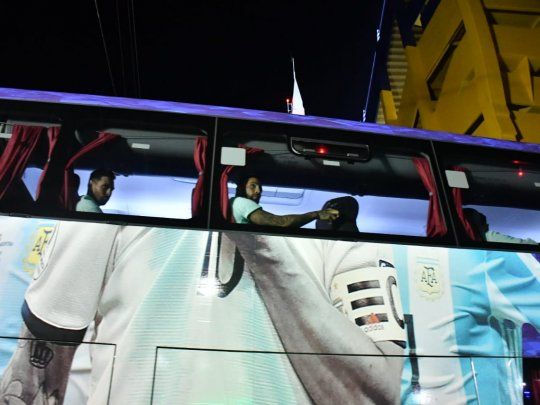 Messi mira por la ventanilla del micro que llevó a la Selección a la Bombonera. Sólo encontró calles vacías.
