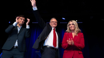 Anthony Albanese junto a su pareja y su hijo.