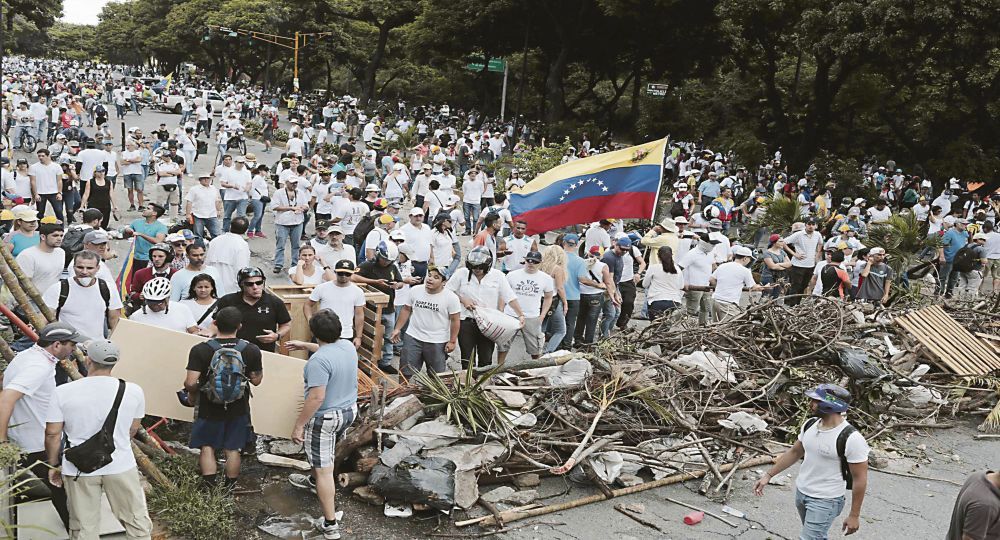 Venezuela vivió un día de boicot, 16 muertos y violencia desatada (foto 1)