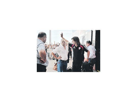 Matías Almeyda baja del micro y recibe el afecto del público local. River juega mañana en Madryn ante Guillermo Brown.