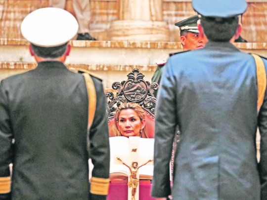 S&Iacute;MBOLOS. La autoproclamada Jeanine &Aacute;&ntilde;ez nombro ayer a la nueva c&uacute;pula de las Fuerzas Armadas. Hasta ahora, solo fue reconocida como presidenta de Bolivia por Brasil.