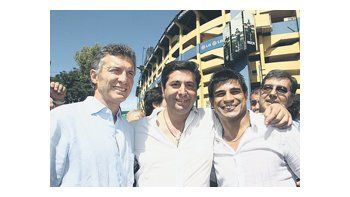 Antes de votar posan para la foto Mauricio Macri, Daniel Angelici y Hugo Ibarra. Boca cambió de rumbo político.