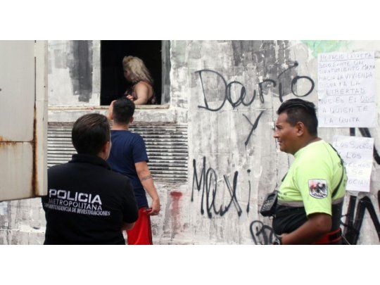 Las familias que habitan en el ex-Padelai depositan sus pertenencias en camiones para avanzar con el desalojo, aunque aún no se dipone de un lugar fijo para ser trasladadas.(Foto: Ignacio Petunchi)