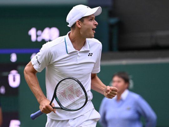 Hubert Hurkacz acaba de consumar una victoria que quedará en los libros de historia. Eliminó a Roger Federer de Wimbledon en sets corridos.