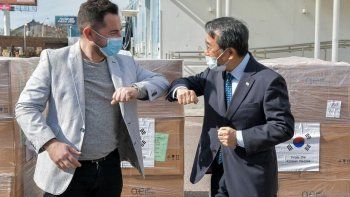Coronavirus: el saludo tras la donaci&oacute;n de Barbijos por parte de la Rep&uacute;blica de Corea al Ministerio de Salud.&nbsp;