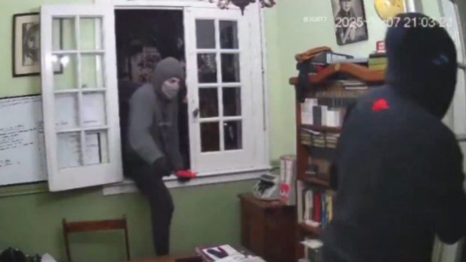 Los ladrones entraron en grupo en una casona de Lomas de Zamora mientras uno vigilaba afuera.