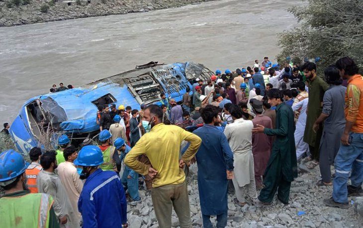 china investigara la explosion de un autobus que dejo 12 muertos en pakistan
