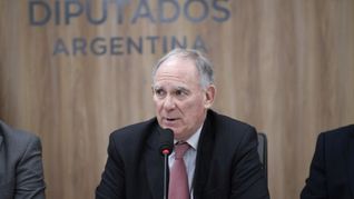 La reforma de la Ley de Glaciares abre la puerta a nuevas inversiones mineras y a un posible cambio en la matriz productiva argentina, pero también inaugura una disputa judicial que pondrá a prueba el equilibrio entre desarrollo, ambiente y federalismo. La reforma de la Ley de Glaciares abre la puerta a nuevas inversiones mineras y a un posible cambio en la matriz productiva argentina, pero también inaugura una disputa judicial que pondrá a prueba el equilibrio entre desarrollo, ambiente y federalismo.