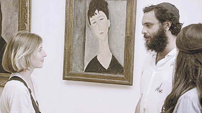 Juana Banana. Julieta Ramponi, la protagonista, y el director Matías Szulanski, observados por un Modigliani.