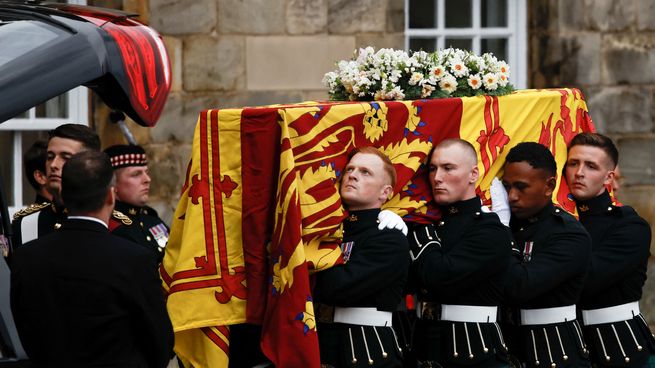El féretro con los restos de la reina Isabel II llega a la catedral de Edimburgo.