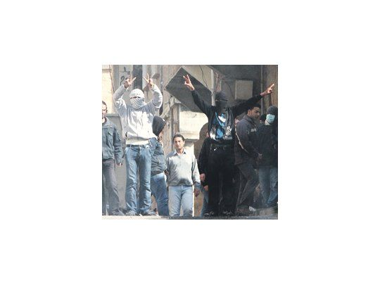 Miles de manifestantes volvieron a desafiar ayer al represivo régimen sirio en las calles de la ciudad de Deraa. Ante la presión, el director Bashar al Asad prometió una apertura política.