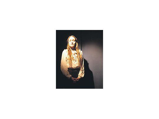 Una descollante Mariana Bellati como unaespecie de niña santa es uno de los puntalesde la inquietante pieza «Elhecho.»