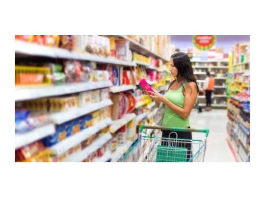 La información requerida para las publicidades relativa a las características esenciales de los bienes y servicios que se publicitan y las condiciones de su comercialización, podrán ser proporcionadas a los consumidores través de una página web o línea telefónica gratuita.