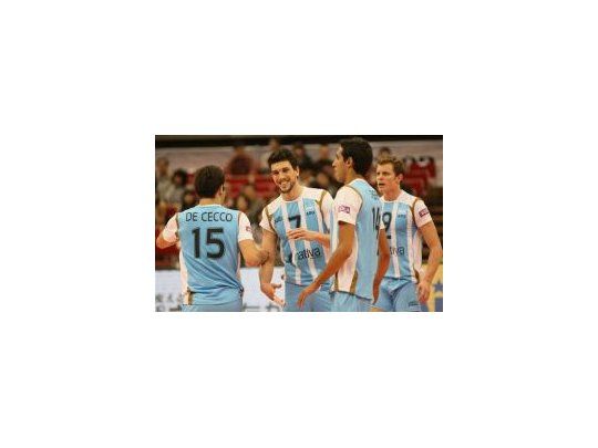 Gran debut. Festeja el equipo argentino su victoria ante Serbia, el campeón europeo.