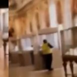 Un visitante captó a uno de los ladrones rompiendo una vitrina. Un visitante captó a uno de los ladrones rompiendo una vitrina.