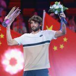 Sorprendió al mundo del tenis con su triunfo y consiguió una enorme fortuna como premio. Sorprendió al mundo del tenis con su triunfo y consiguió una enorme fortuna como premio.