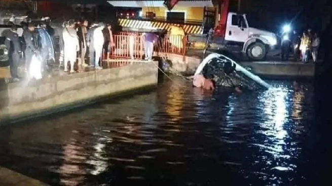 El monento que retiran la camioneta del río.