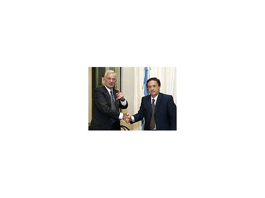 El secretario del Tesoro, Paul ONeill, y el presidente Duhalde en Olivos