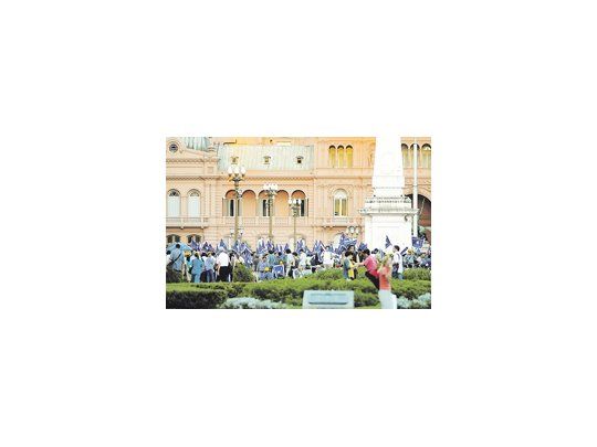 La ronda habitual de los jueves de Madres de Plaza de Mayo estuvo, ayer, más concurrida para animar un acto de defensa del Gobierno K.