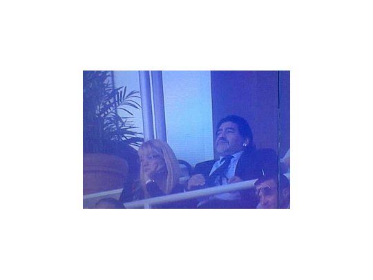 Maradona, acompañado, en el palco de Ronaldo.