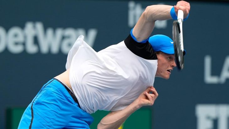 El italiano Jannik Sinner, finalista en Miami en 2021 y 2023, estuvo cerca de su segunda derrota del año en un choque que fue interrumpido por la lluvia en el segundo set. El italiano Jannik Sinner, finalista en Miami en 2021 y 2023, estuvo cerca de su segunda derrota del año en un choque que fue interrumpido por la lluvia en el segundo set.