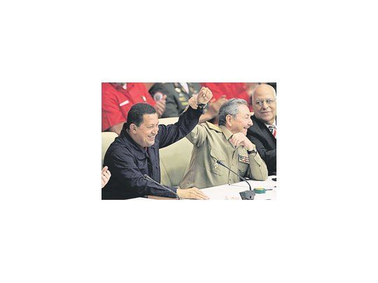 Hugo Chávez visitó a Raúl Castro en La Habana. En un nuevo intento de aliviar la agobiada economía de la isla, el venezolano prometió explorar la posible presencia de petróleo en las costas cubanas.