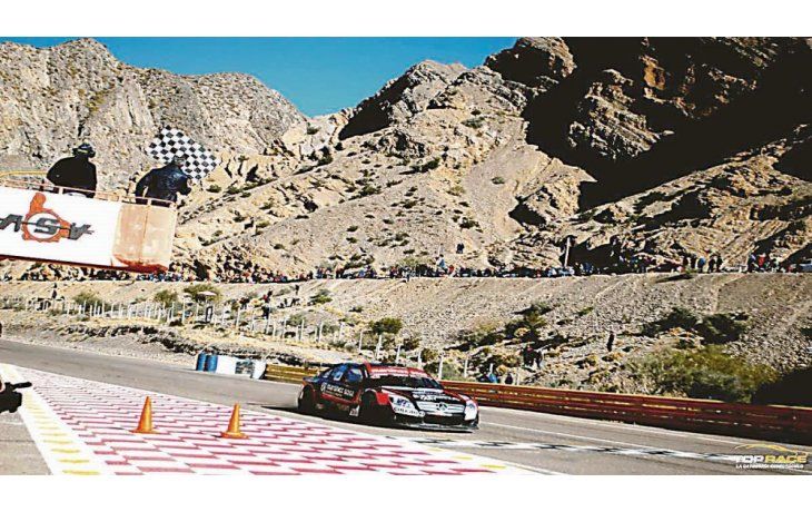 Festejo. Canapino pasa la bandera a cuadros con Mercedes Benz en San Juan, en una carrera en la que el fuerte viento El Zonda fue protagonista.