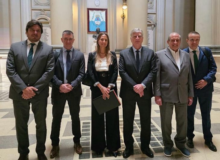 Sergio Ziliotto junto al equipo de abogados de La Pampa, en noviembre pasado. Sergio Ziliotto junto al equipo de abogados de La Pampa, en noviembre pasado.