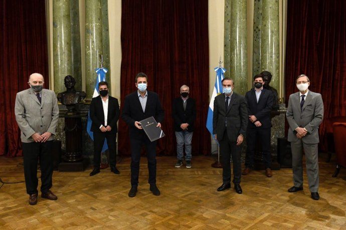 Del acto participaron el Secretario Parlamentario Eduardo Cergnul; el Secretario General de la HCDN, Juan Manuel Cheppi; el jefe de bloque PRO Cristián Ritondo, los diputados Álvaro González y Alberto Asseff y Miguel Giménez, Secretario Gremial de la Asociación del Personal de los Organismos del Control (APOC).&nbsp;