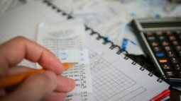 compra de dolares: como funciona la percepcion de 35% sobre ganancias y bienes personales, y como pedir la devolucion