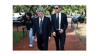 Simeone charlando con Cerezo, presidente de Atlético Madrid.