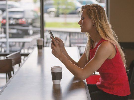 celular café mujer